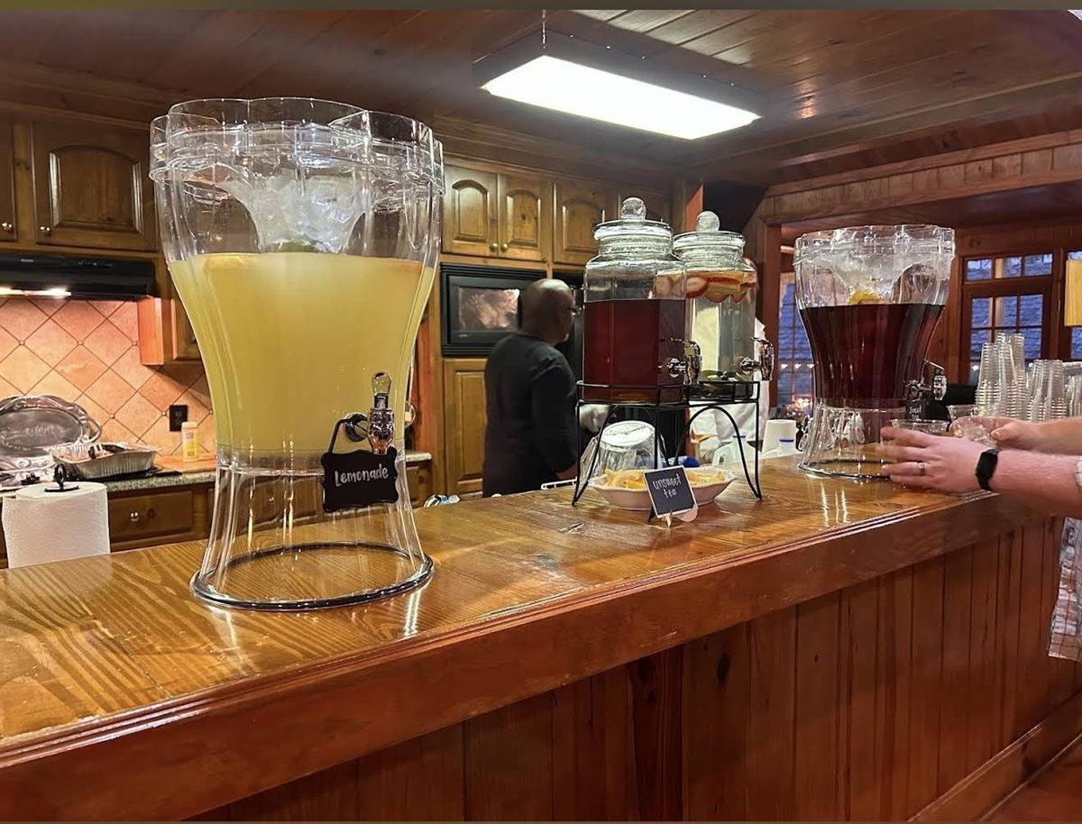 Drink station with lemonade and tea service